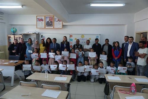 Sayın Kaymakamımız Fatma TURHAN KESER Atatürk İlkokulu öğrencilerinin karne günü heyecanına ortak oldu.(17.06.2022)