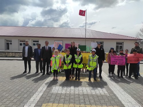 Sayın Kaymakamımız Fatma TURHAN KESER Atatürk İlkokulu öğrencileri ile yayalar İçin 5 Adımda Güvenli Trafik Etkinliği Düzenledi